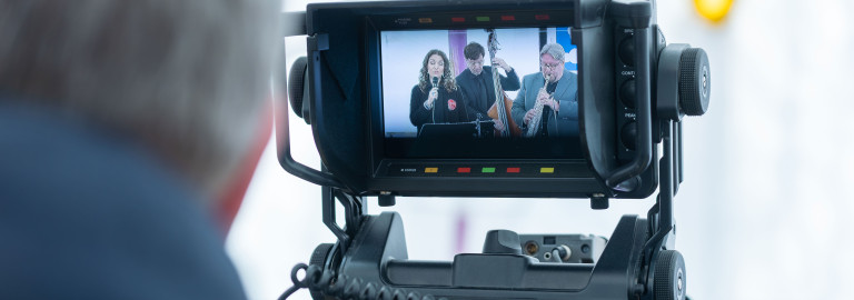 Ein Blick durch die Kamera beim TV-Gottesdienst
