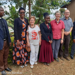 Gruppenfoto mit Gästen aus dem Partnerschaftskreis in Mwika